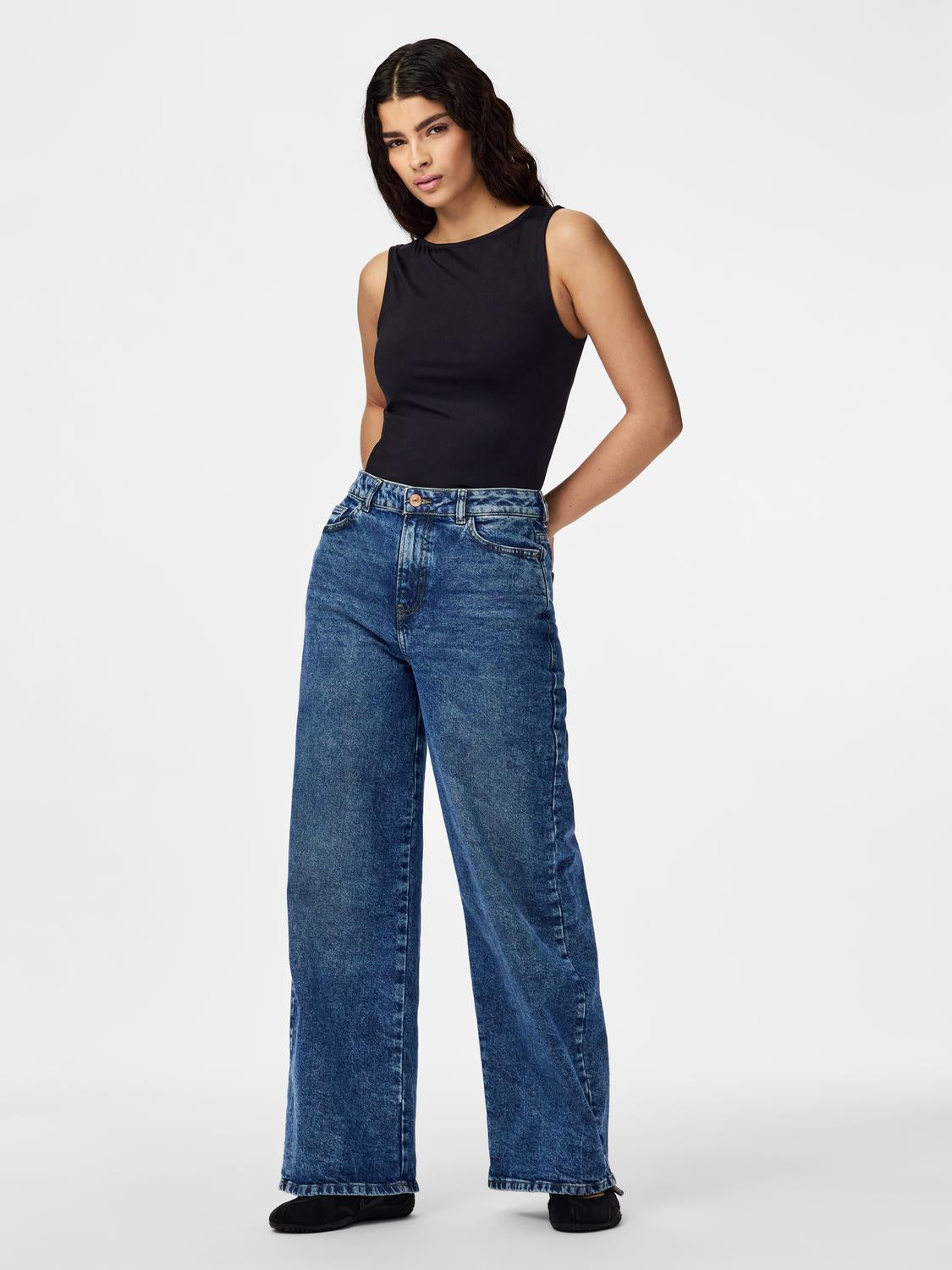 model_shot-front_full